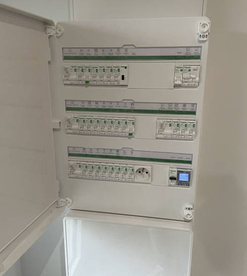Installation d'un tableau électrique à 3 rangées lors d'une mise aux normes - Viriville 38980