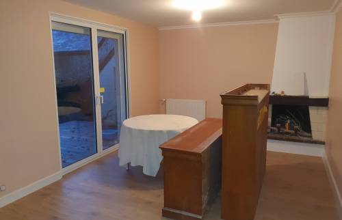 Salon avec parquet flottant élégant 