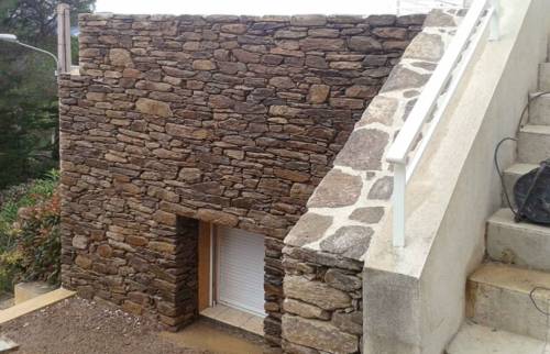 Travaux maçonnerue sur façade en granit bouchardé grège à  Mahalon (29790)