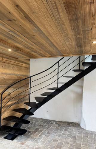 Escalier sur mesure réalisé par un artisan local à Rives