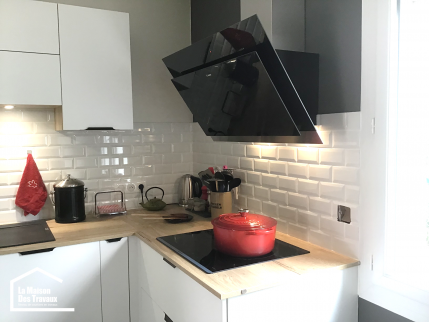 Façades blanches et plan de travail bois