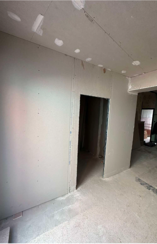 Cloisonnement d'un nouvel espace dédié à la future salle de bain 