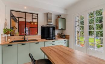 Rénovation complète d’une cuisine avec verrière intérieure à Troyes vert olive