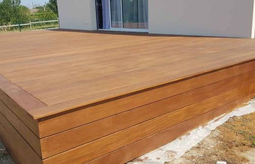 Terrasse en bois exotique Près de Saintes