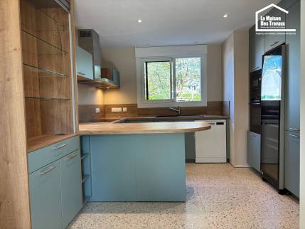 cuisine-conviviale-bleu-canard-decoration-moderne