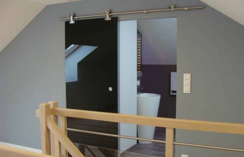 Combles aménagés, porte coulissante en verre, salle de bain à Dannemarie