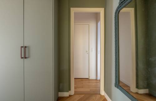 Détails de la décoration classique et moderne dans un couloir à Saint-Cloud.