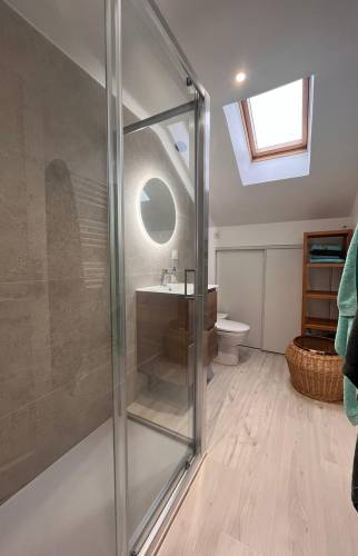 Vue d'ensemble de la salle de bain, avec une belle douche 