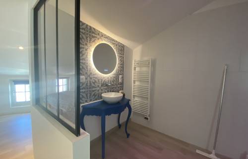 APRES travaux Meuble vasque, miroir led, faïence et carrelage