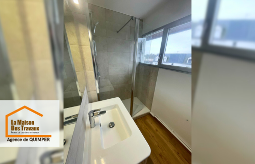Photo 1 : Salle de bain rénovée à Bénodet avec douche à l’italienne et vasque moderne. Un espace optimisé et lumineux.