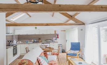Salon hauteur sous plafond 