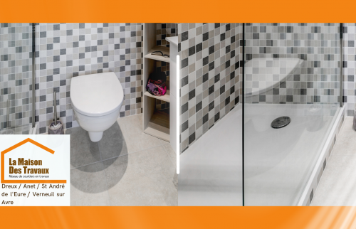 Salle de bain contemporaine avec douche à l’italienne et carrelage moderne à Anet. 