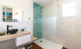 Rénovation de la salle de bain épurée et lumineuse