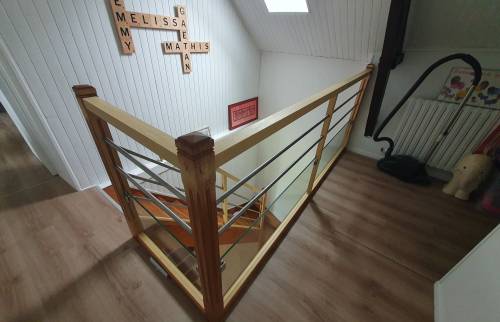 Ponçage du garde-corps et de la rampe d'escalier avant finition