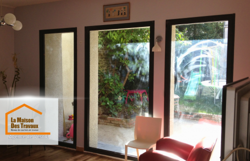 Agrandissement et ouverture sur jardin à Luxeuil : Création d’une extension avec baies vitrées pour un espace intérieur plus lumineux et ouvert sur l’extérieur.