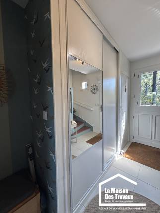 Entrée rénovée avec rangements et escalier dans une maison à Damgan