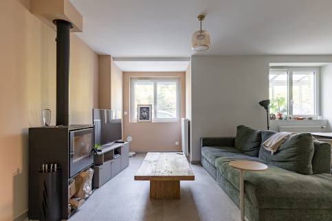 Rénovation complète d'une maison, La Tour de Salvigny (69890) : salon avec poele à bois