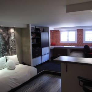 Aménagement intérieur d'un studio étudiant - Salon et bureau