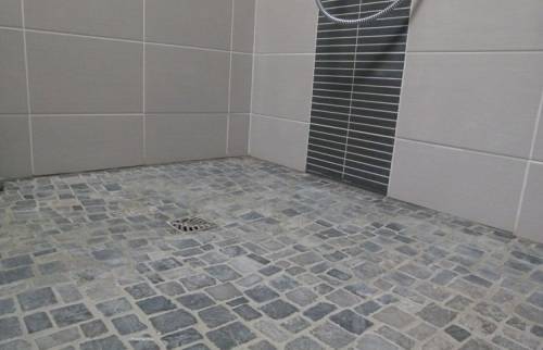 Revêtement du sol de la douche accès PMR à Aubière
