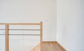 Création d’un escalier en bois massif laqué blanc à Vertou (44)