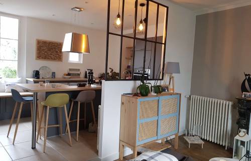 Vue cuisine depuis le salon avec une belle verrière d'atelier industrielle