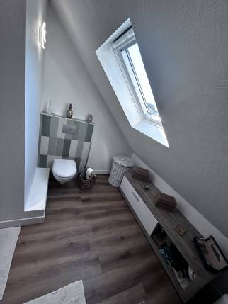 WC suspendu intégrée dans la nouvelle salle de bain.