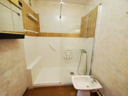 Salle de bains rénovée à Limonest (69760) : vue avant travaux