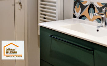Rénovation de salle de bain à Quimper : pose d’un meuble vasque moderne vert, faïence décorative et finitions soignées. Projet accompagné par La Maison Des Travaux de Quimper.