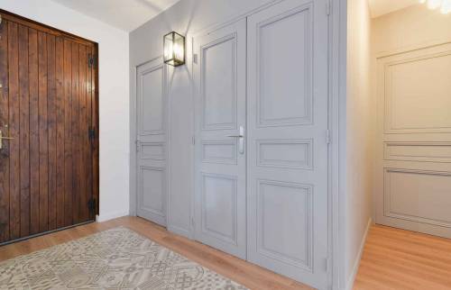 Rénovation complète d'une maison Ouest Lyonnais - entrée avec tapis carrelé
