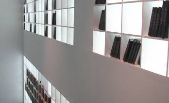 La circulation réinventée autour d’une bibliothèque pour cet appartement parisien