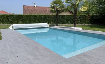 Une belle piscine, une belle terrasse, comme neuves