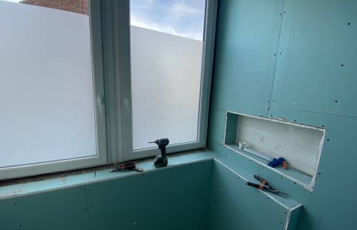 Fenêtre PVC, Isolation thermique, plaque hydro dans l'ensemble de la pièce 