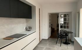 Rénovation à Couëron : moderniser l’existant avec un nouveau sol, une verrière et un mur peint cuisine