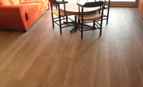 Sol pvc imitation parquet dans tout l'appartement