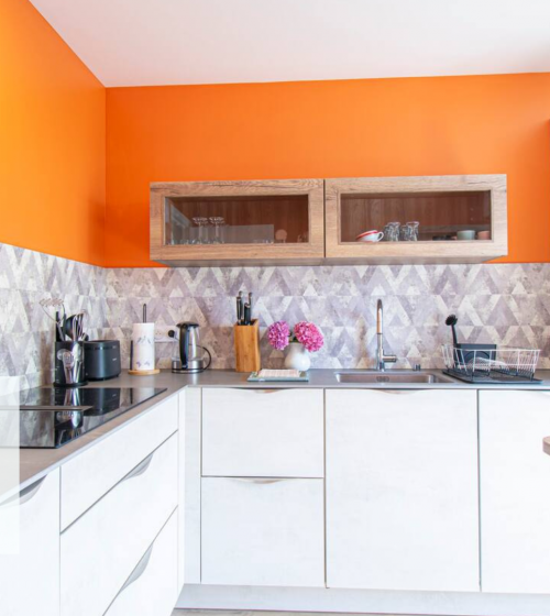 Salle à manger lumineuse et conviviale : Une salle à manger rénovée avec des tons doux et une lumière naturelle, idéale pour des repas en famille ou entre amis.