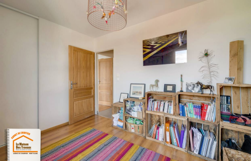  rénovation pour télétravail, décoration maison montagne, modernisation maison ancienne, maison trois niveaux Megève, électricien rénovation intérieur