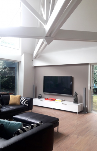 Pièce entièrement repeinte dont les poutres