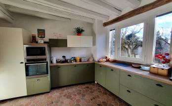 Cuisine chaleureuse et lumineuse