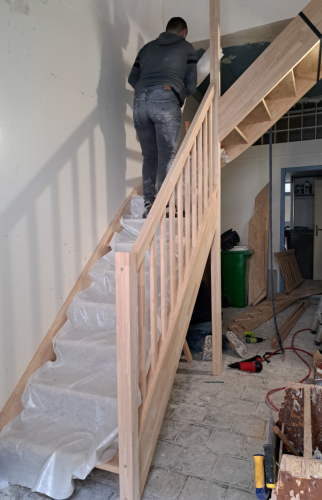 Pose de la rambarde de l'escalier