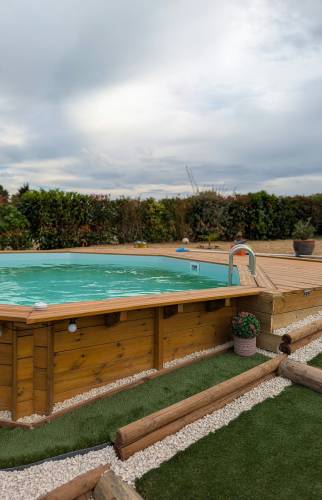 Aménagement extérieur autour d'une piscine hors-sol en bois à Saint-Cassien