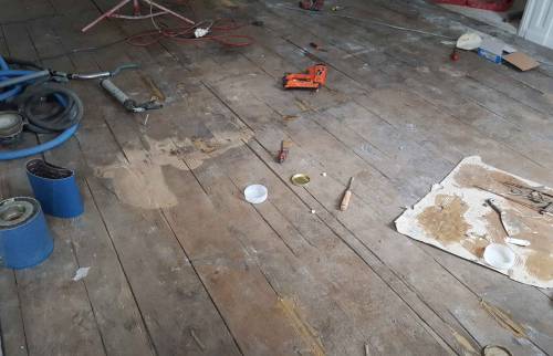 Rénovation de parquet ancien massif à Saint-Servan (en cours)