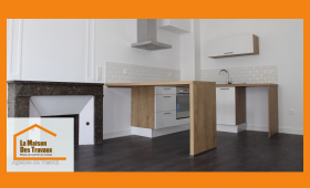 Cuisine rénovée au design épuré, mêlant bois clair et blanc laqué, proche Héricourt – projet signé La Maison Des Travaux Vesoul.