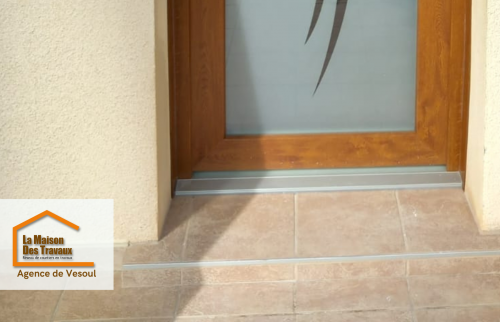 Transformation réussie à Vesoul : d’une porte bois vieillissante à une porte PVC élégante et performante grâce au réseau d’artisans sélectionnés.