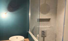 Aménagement d'une salle d'eau béton ciré et receveur extra plat avec carrrelage mosaïque à Crécy-la-Chapelle - 77580 -