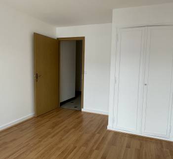 une chambre lumineuse, avec un parquet neuf