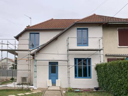 La Tour de Salvagny (69890) : travaux d'I.T.E. en cours avec nuancier de façade