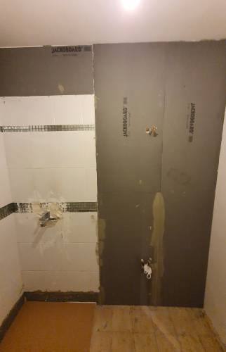 Installation du placoplâtre hydrofuge (étape 1)