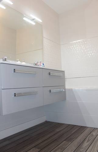 Rénovation de maison - réfection générale salle de bain avec baignoire et meuble lavabo suspendu - Crécy-la-Chapelle - 77580 -