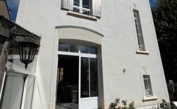 Aménagement extérieur rénové avec remplacement de la fenêtre par une porte fenêtre et création d'un accès sur la terrasse - Nantes 44