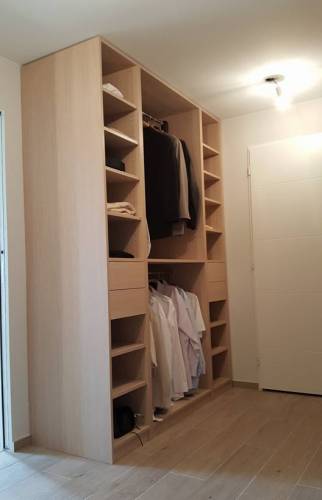 Dressing sur mesure sous mur pignon avec éclairage à Saint-Germain-sur-Morin (77860)